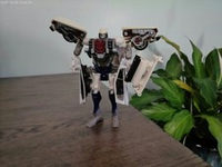 Prowl (robots-in-disguise · 80575 Deluxe 2001) action figure